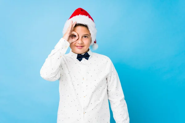 Elegancki dzieciak w kapeluszu Mikołaja w świąteczny dzień — Zdjęcie stockowe