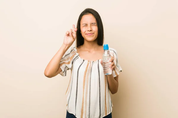 Junge Hispanische Frau Hält Eine Flasche Wasser Der Hand Und — Stockfoto