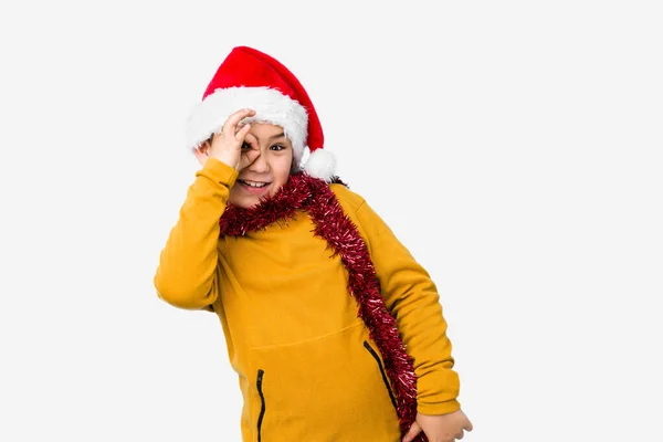 Pequeño Niño Celebrando Día Navidad Con Sombrero Santa Aislado Emocionado — Foto de Stock