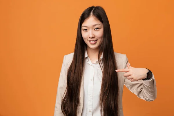 Mladý Obchod Čínská Žena Osoba Ukazuje Ručně Košili Kopírovat Prostor — Stock fotografie