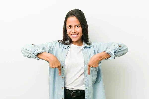 Genç Spanyol Kadın Parmaklarıyla Işaret Ediyor Olumlu Hislerle — Stok fotoğraf
