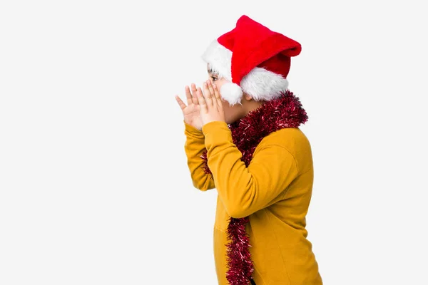 Niño Celebrando Día Navidad Con Sombrero Santa Aislado Grita Fuerte — Foto de Stock
