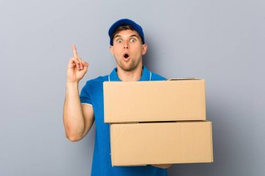 Paket teslimatı yapan genç bir adamın harika bir fikri var, yaratıcılık kavramı..