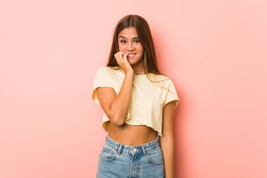 Tırnak yiyen genç, sıska bir kadın, gergin ve çok endişeli..