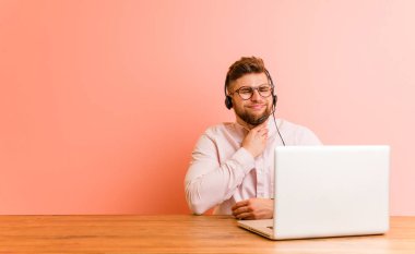 Çağrı merkezinde çalışan genç bir adam virüs ya da enfeksiyon yüzünden boğaz ağrısı çekiyor..