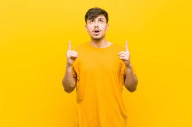 Genç İspanyol rahat adam açık ağız ile ters işaret.