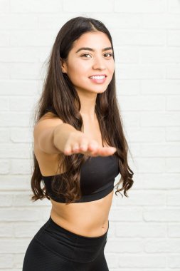 Genç arap sportif kadın poz