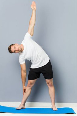 Genç beyaz adam kapalı yoga