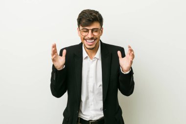 Genç iş adamı, neşeli bir şekilde gülüyor. Mutluluk kavramı.