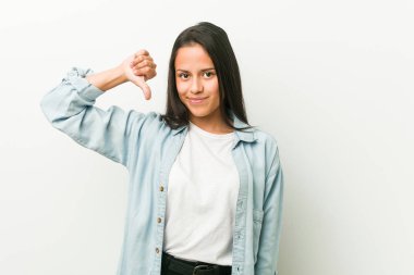 Latin kökenli genç bir kadın hoş olmayan bir jest yapıyor, kabul etmiyor. Anlaşmazlık konsepti.