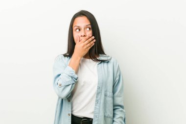 Genç İspanyol kadın bir fotokopi odasına el yordamıyla bakıyor..