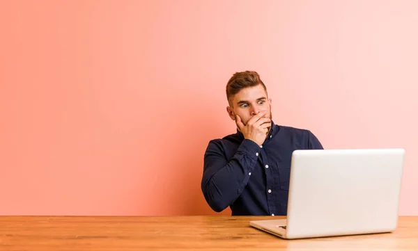 Jongeman Werkt Met Zijn Laptop Bedachtzaam Zoek Naar Een Kopieerruimte — Stockfoto