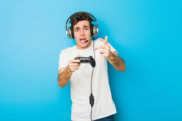 Adolescente Caucasiano Homem Usando Fones Ouvido Controlador Jogo — Fotografia de Stock