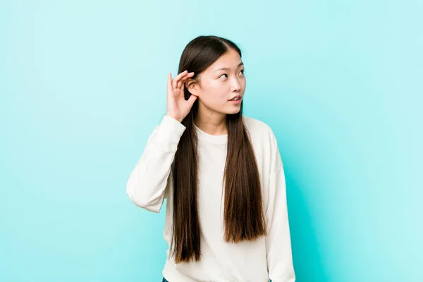 Junge Hübsche Chinesin Versucht Einen Klatsch Hören — Stockfoto