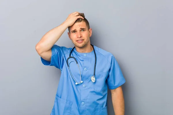 Junger Krankenpfleger Schockiert Sie Erinnert Sich Wichtiges Treffen — Stockfoto