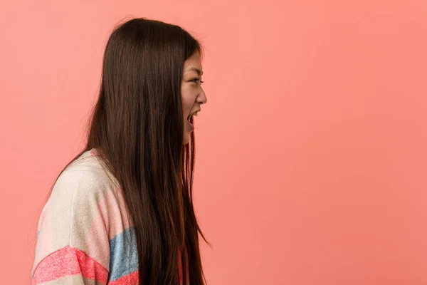 Joven Mujer China Fresca Gritando Hacia Espacio Copia — Foto de Stock