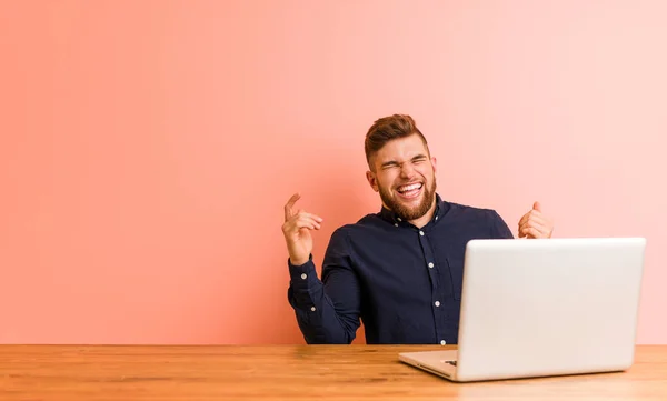 Een Jongeman Die Met Laptop Werkt Vrolijk Lacht Geluksconcept — Stockfoto