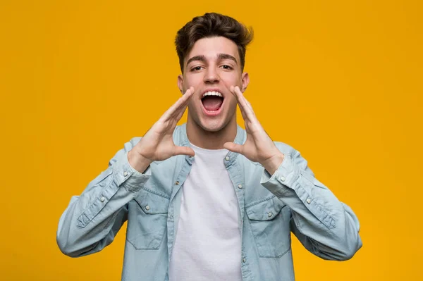 Jovem Estudante Bonito Vestindo Uma Camisa Jeans Gritando Animado Para — Fotografia de Stock