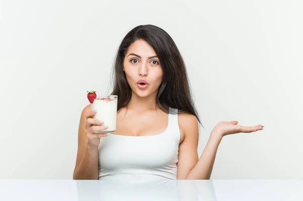 Junge Hispanische Frau Hält Einen Smoothie Junge Hispanische Frau Hält — Stockfoto