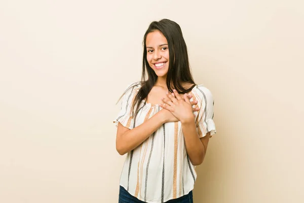 Νεαρή Ισπανίδα Έχει Φιλική Έκφραση Πιέζοντας Την Παλάμη Στο Στήθος — Φωτογραφία Αρχείου