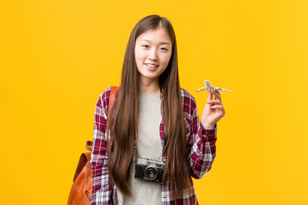 Jovem Mulher Asiática Segurando Ícone Avião Sorrindo Confiante Com Braços — Fotografia de Stock