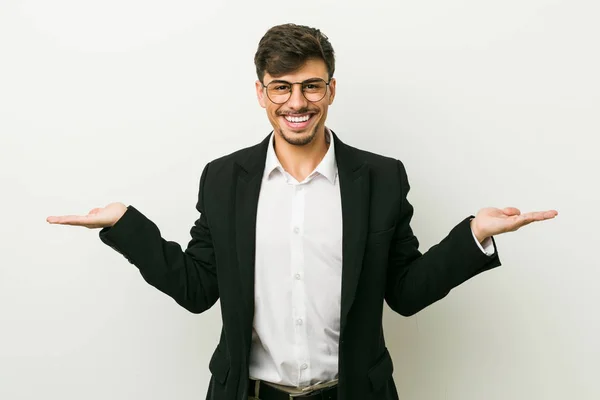 Jovem Homem Hispânico Negócios Faz Escala Com Braços Sente Feliz — Fotografia de Stock