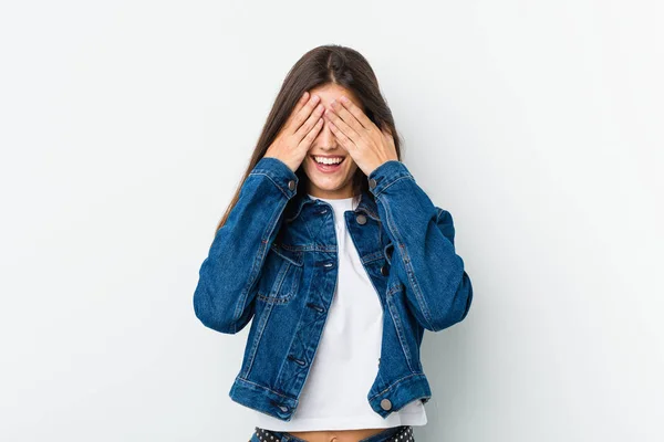 Jonge Leuke Vrouw Bedekt Ogen Met Handen Glimlacht Breed Wachten — Stockfoto