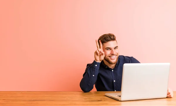 Joven Trabajando Con Portátil Mostrando Signo Victoria Sonriendo Ampliamente —  Fotos de Stock