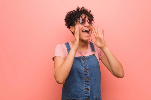 Joven Mixto Africano Americano Adolescente Mujer Gritando Emocionado Frente — Foto de Stock