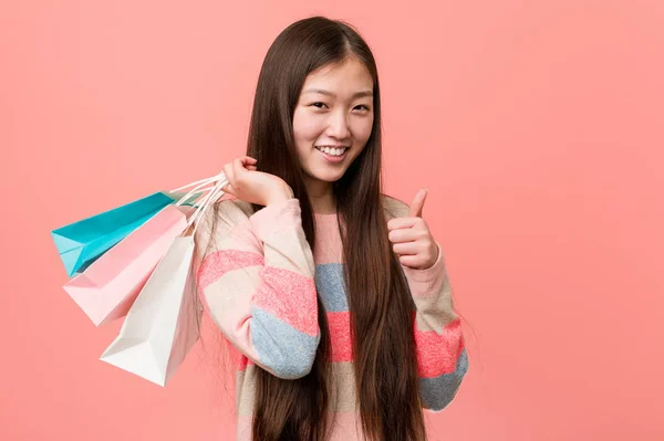 Fiatal Ázsiai Kezében Egy Bevásárló Táska Mosolygott Felemelte Hüvelykujját — Stock Fotó