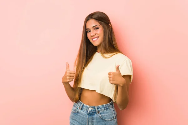 Joven Mujer Delgada Levantando Ambos Pulgares Hacia Arriba Sonriendo Confiado —  Fotos de Stock