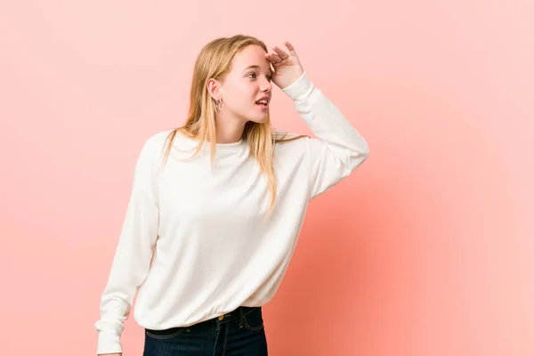 Ung Blond Tonåring Kvinna Tittar Långt Borta Hålla Hand Pannan — Stockfoto