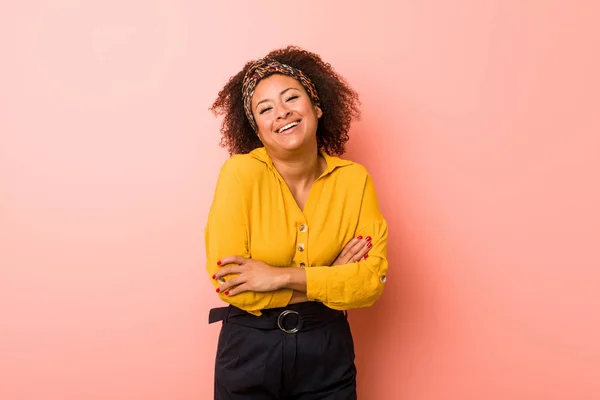 Młoda Afroamerykanka Różowym Tle Śmieje Się Bawi — Zdjęcie stockowe