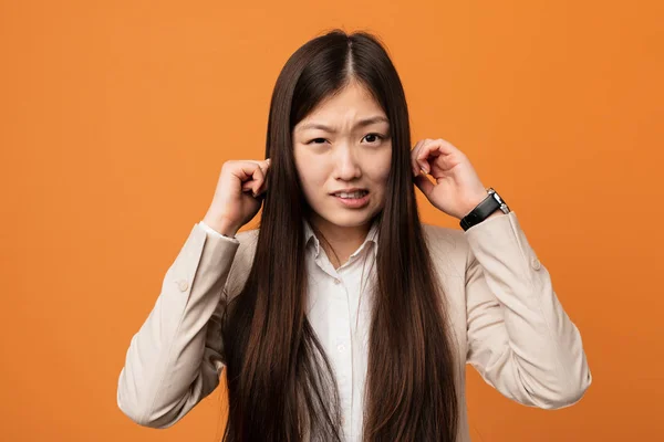 Młody Biznes Chiński Kobieta Zakrywa Uszy Jego Ręce — Zdjęcie stockowe