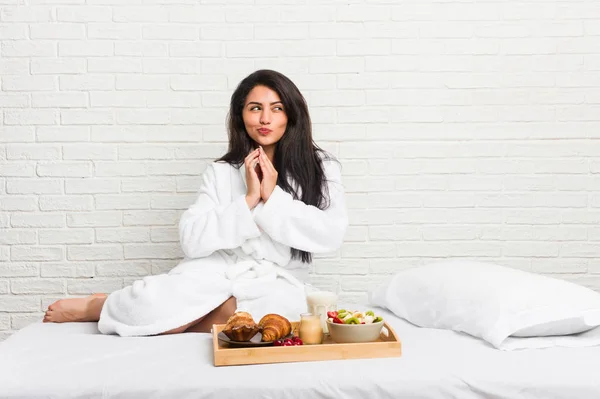 Jonge Bochtige Vrouw Het Nemen Van Een Ontbijt Het Bed — Stockfoto