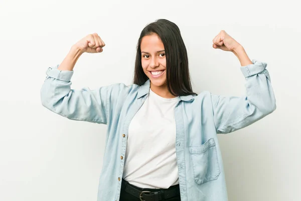 Mujer Hispana Joven Mostrando Gesto Fuerza Con Brazos Símbolo Del — Foto de Stock