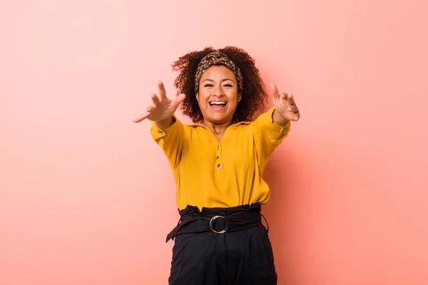 Young African American Woman Pink Background Feels Confident Giving Hug — Stock Photo, Image