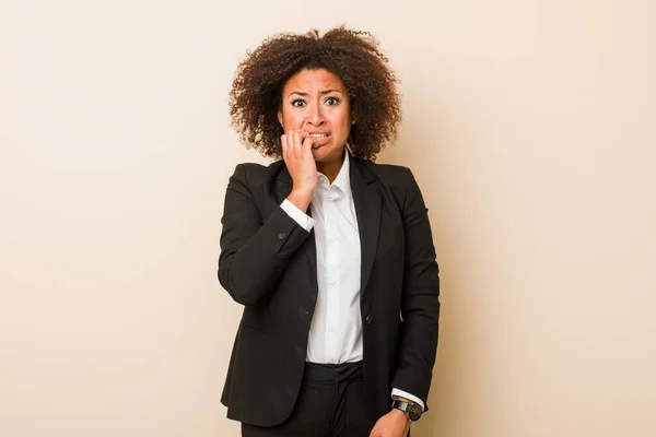 Jonge Afro Amerikaanse Zakenvrouw Bijtende Vingernagels Nerveus Zeer Angstig — Stockfoto