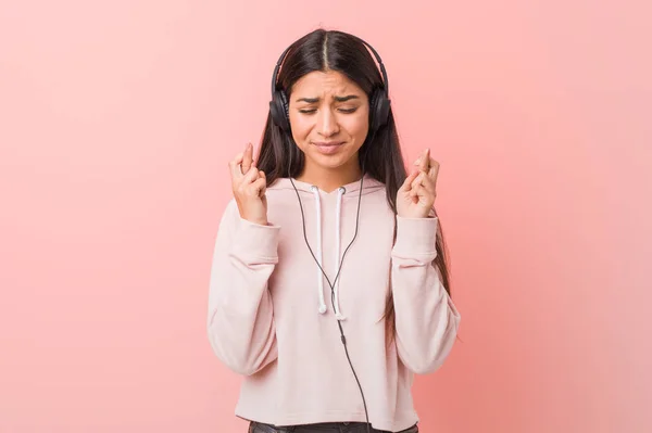 Mladá Arabka Žena Poslouchá Hudbu Zkřížené Prsty Pro Štěstí — Stock fotografie