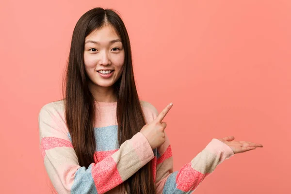 Junge Coole Chinesin Aufgeregt Mit Einem Kopierplatz Auf Der Handfläche — Stockfoto