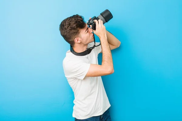 Adolescente Caucasiano Homem Tirar Fotos Com Uma Câmera Reflexa — Fotografia de Stock