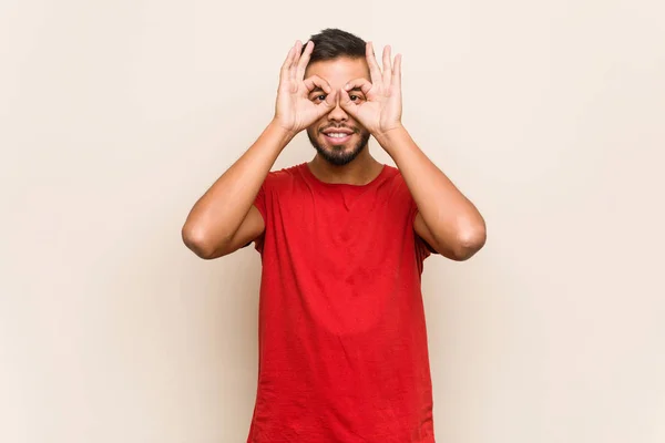 Giovane Sud Asiatico Uomo Mostrando Segno Sopra Gli Occhi — Foto Stock