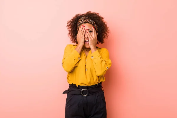 Joven Mujer Afroamericana Contra Fondo Rosa Parpadea Través Los Dedos — Foto de Stock