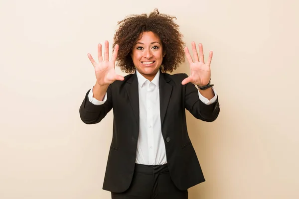 Jonge Afro Amerikaanse Zakenvrouw Toont Nummer Tien Met Handen — Stockfoto