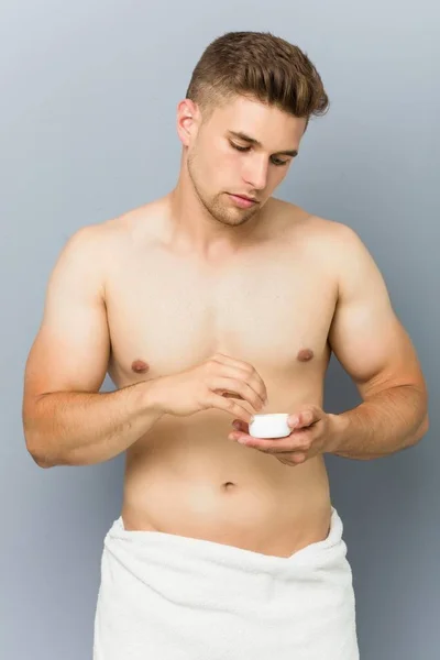 Young Handsome Man Using Hair Wax — Stock Photo, Image