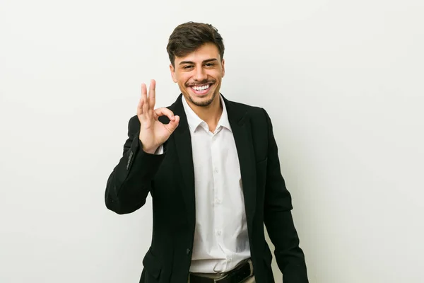 Jovem Homem Hispânico Negócios Alegre Confiante Mostrando Gesto — Fotografia de Stock