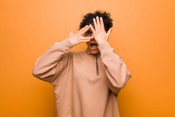 Young Mixed African American Woman Brown Background Blink Fingers Frightened — Stock Photo, Image