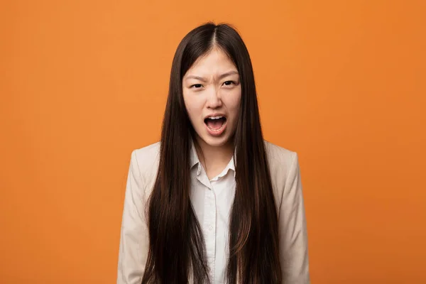 Unga Företag Kinesisk Kvinna Skriker Mycket Arg Och Aggressiv — Stockfoto