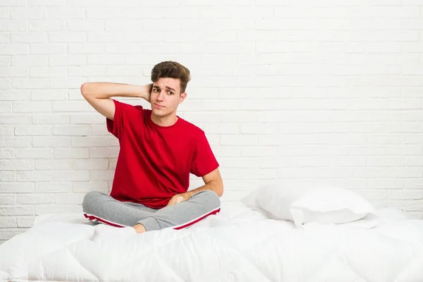 Joven Estudiante Adolescente Cama Tocando Parte Posterior Cabeza Pensando Haciendo —  Fotos de Stock