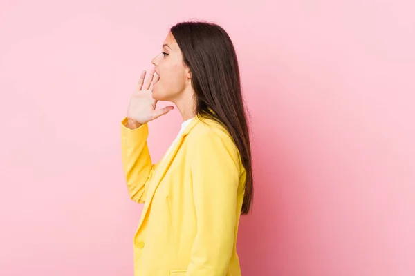 Joven Mujer Negocios Gritando Sosteniendo Palma Cerca Boca Abierta —  Fotos de Stock